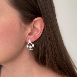 Brinco Pérola Fluida Prata