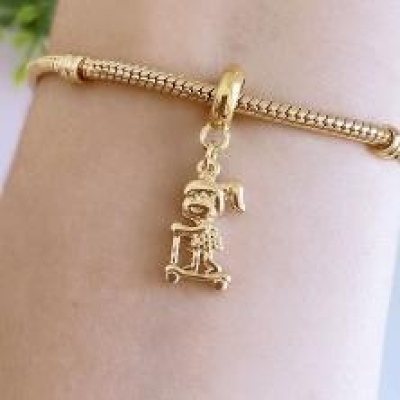 Berloque Menina Patinete Ouro