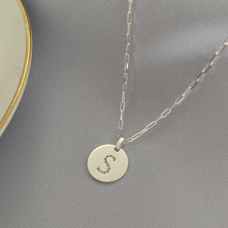 Colar Medalha Letra 