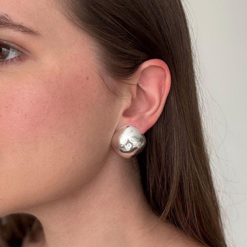 Brinco Quadrado Orgânico Abaulado Prata